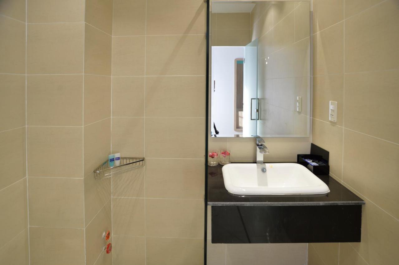 Pandora Saigon Hotel Хошимин Екстериор снимка