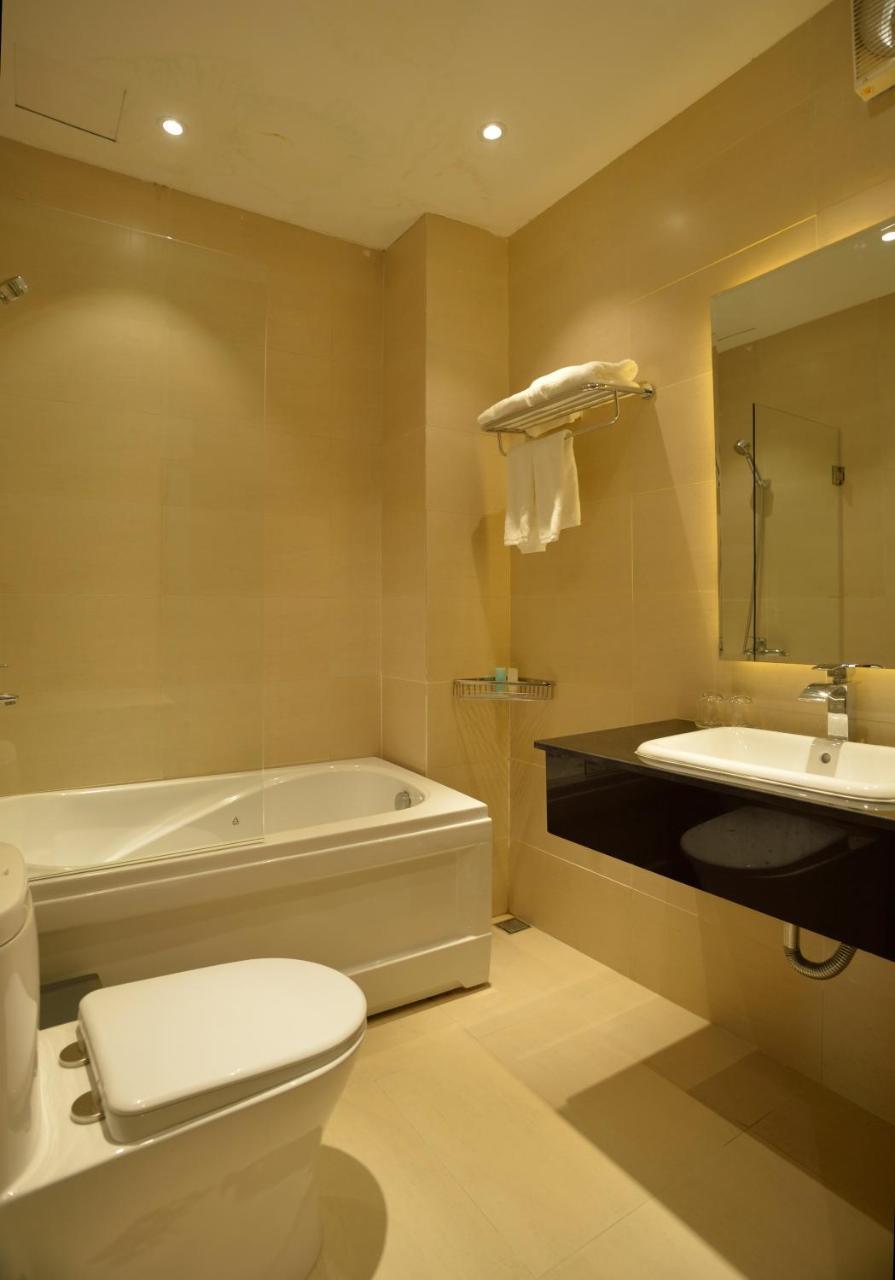 Pandora Saigon Hotel Хошимин Екстериор снимка