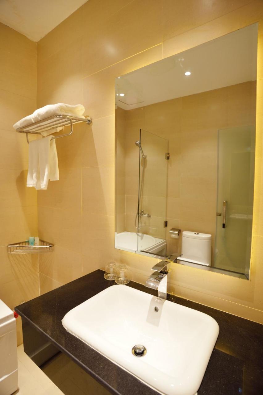 Pandora Saigon Hotel Хошимин Екстериор снимка