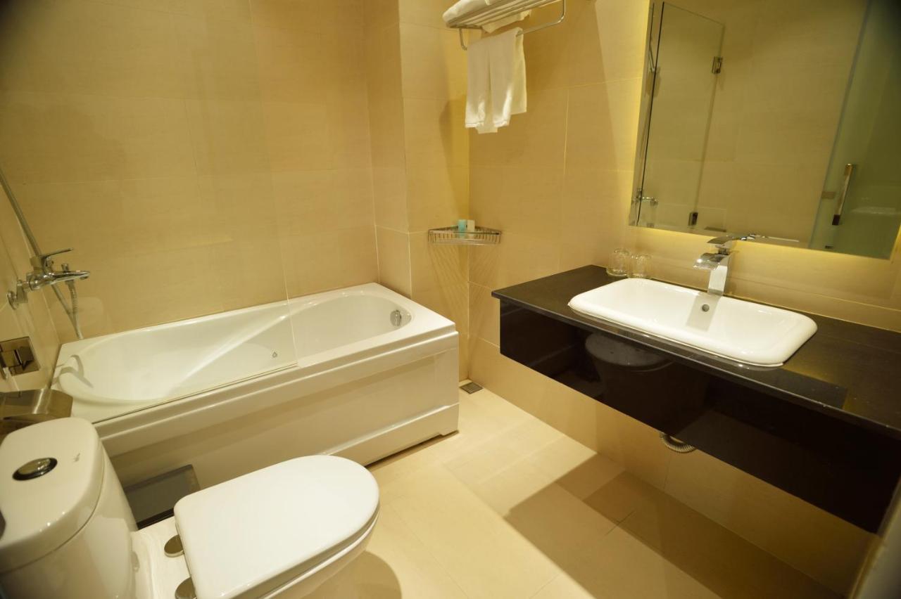 Pandora Saigon Hotel Хошимин Екстериор снимка